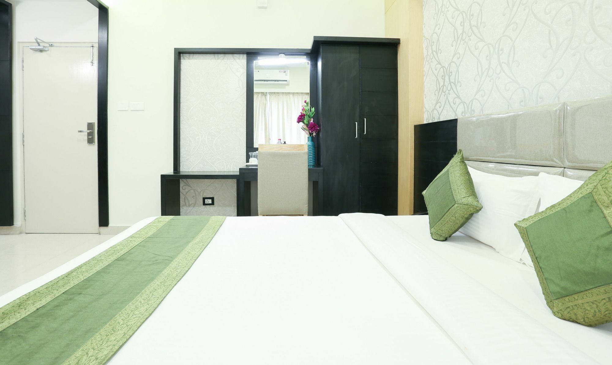 Treebo Emirates Residency Hotell Chennai Exteriör bild