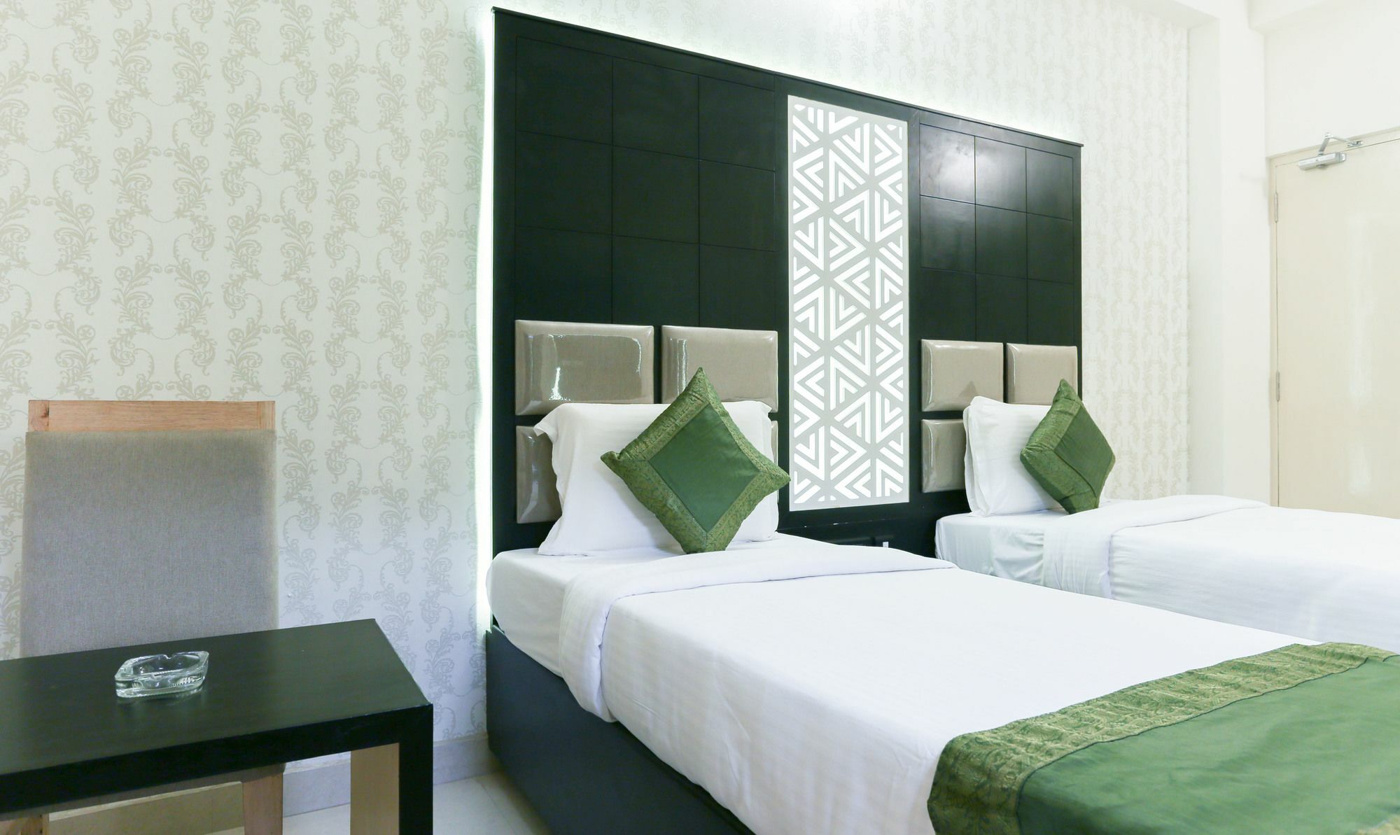 Treebo Emirates Residency Hotell Chennai Exteriör bild