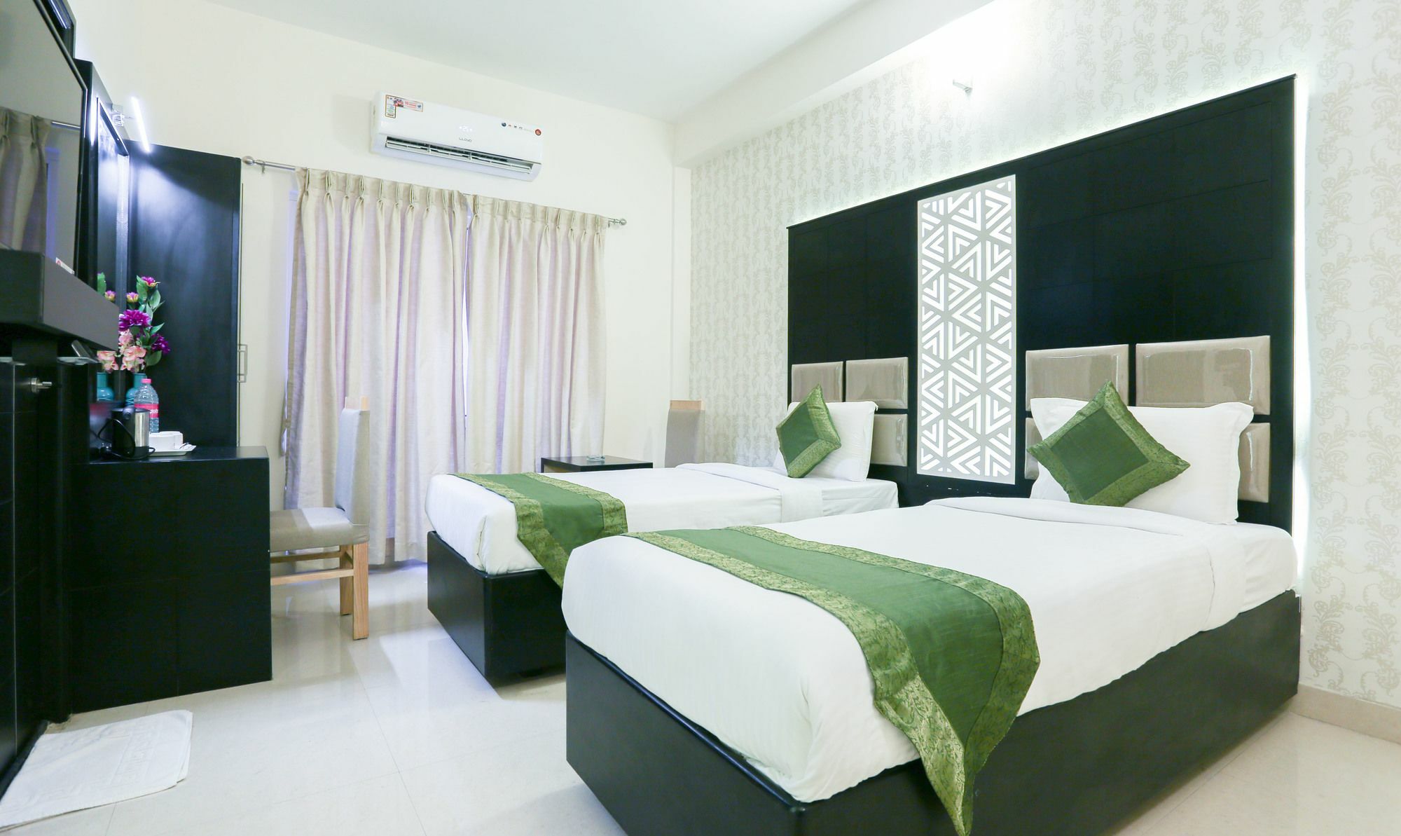Treebo Emirates Residency Hotell Chennai Exteriör bild